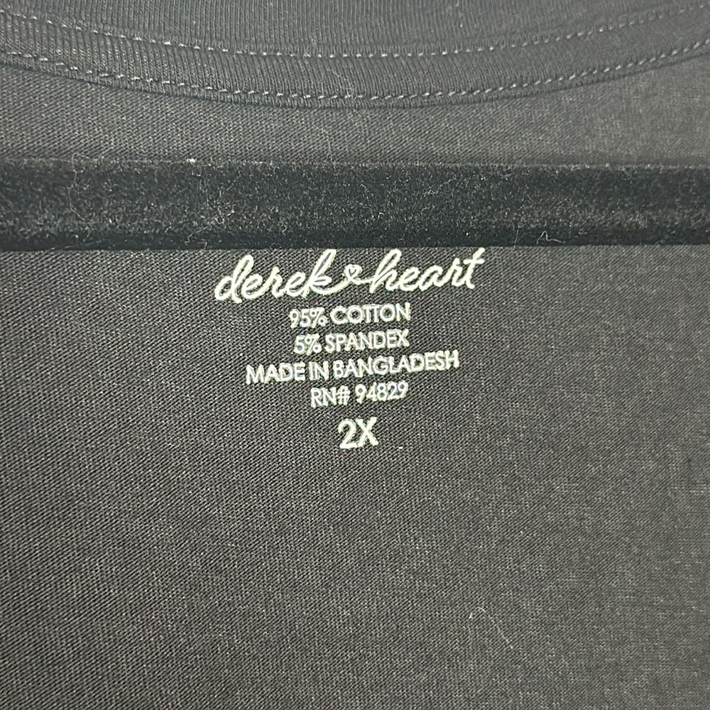 Derek Heart V-Neck Tee - Picture 3 of 4